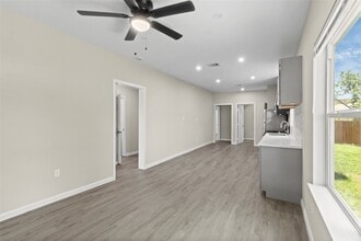 8402 Bassett St in Houston, TX - Building Photo - Building Photo