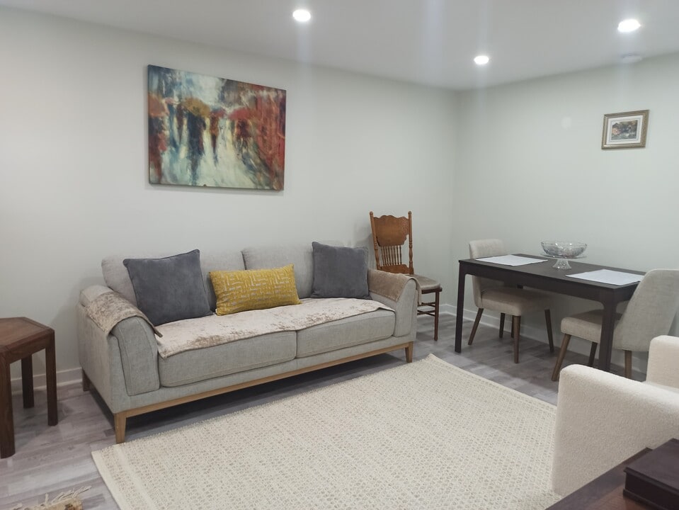 561 Donegani Av in Pointe-claire, QC - Building Photo
