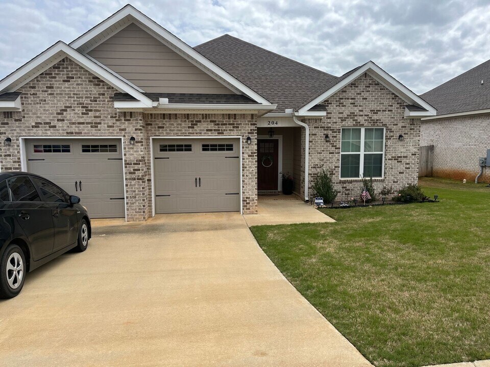 204 Overcup Dr in Troy, AL - Building Photo
