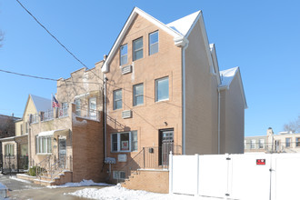 7846 79th Pl in Glendale, NY - Building Photo - Primary Photo