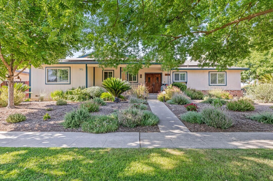 2018 W Los Altos Ave in Fresno, CA - Building Photo