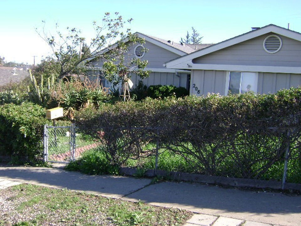 208 S 7th St in Lompoc, CA - Foto de edificio