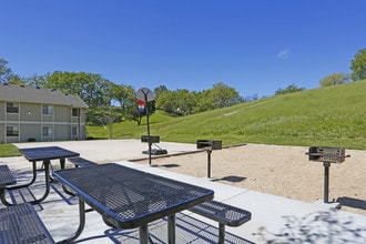 Bordeaux House Apartments in Atascadero, CA - Foto de edificio - Building Photo