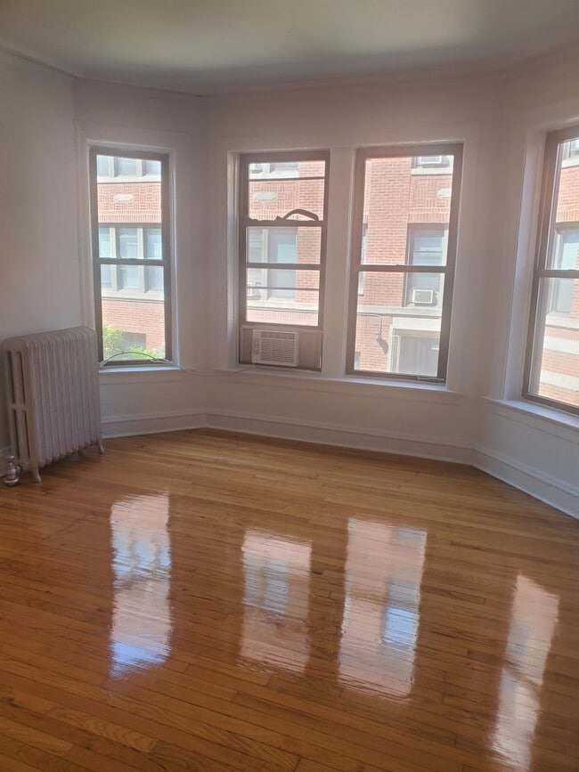 6855 S Crandon Ave, Unit 6855-2 in Chicago, IL - Building Photo - Building Photo