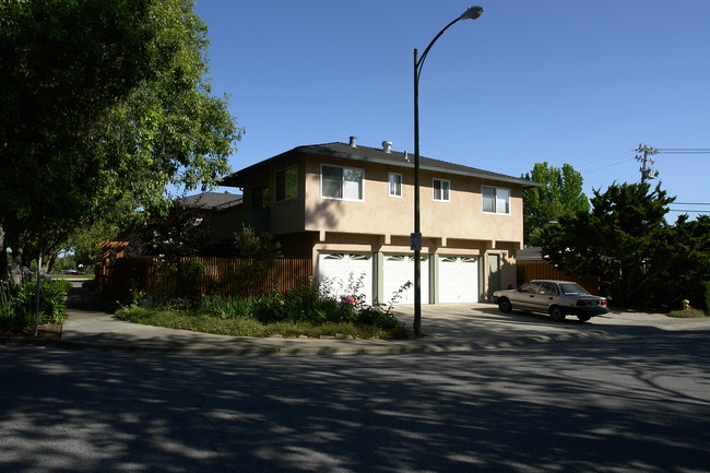 400 Alma St in Menlo Park, CA - Foto de edificio - Building Photo