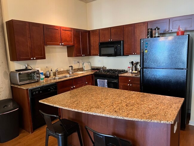 700 N Larrabee St, Unit 1106 in Chicago, IL - Foto de edificio - Building Photo