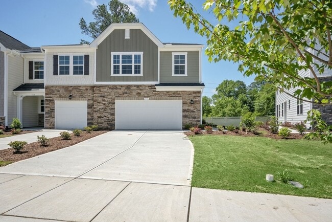 111 Hunston Dr. in Holly Springs, NC - Foto de edificio - Building Photo