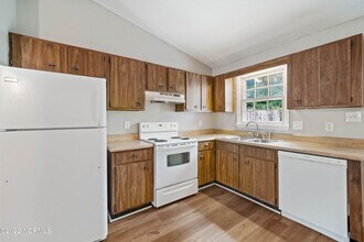 226 Cedar Crk Dr in Jacksonville, NC - Building Photo - Building Photo