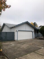 2941 Lazy Creek Dr in Medford, OR - Building Photo