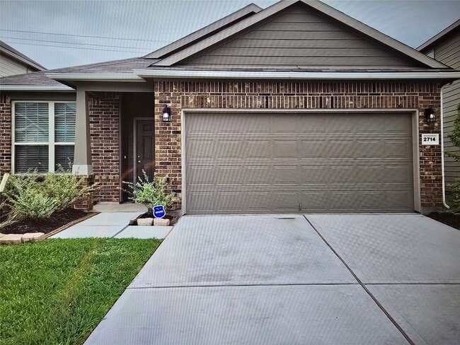property at 2714 Summer Ln
