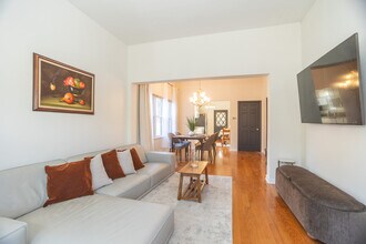 2814 N Maplewood Ave in Chicago, IL - Building Photo - Building Photo