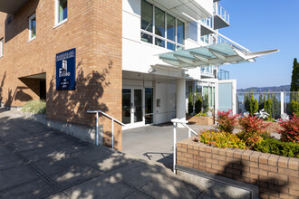 Harborside Condominiums in Bremerton, WA - Foto de edificio - Building Photo