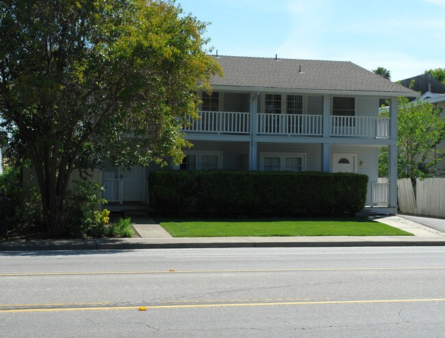 736 Hollenbeck Ave in Sunnyvale, CA - Foto de edificio - Building Photo