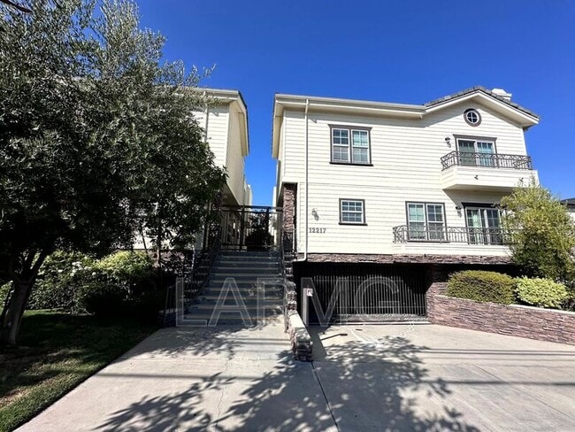 12217 Moorpark St in Los Angeles, CA - Building Photo - Building Photo