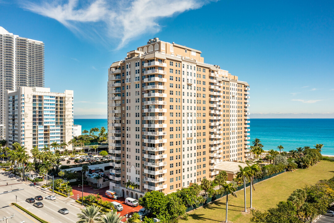 La Mer in Hallandale Beach, FL - Building Photo