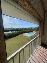 1860 Massachusetts Ave NE, Unit 306 in St. Petersburg, FL - Building Photo