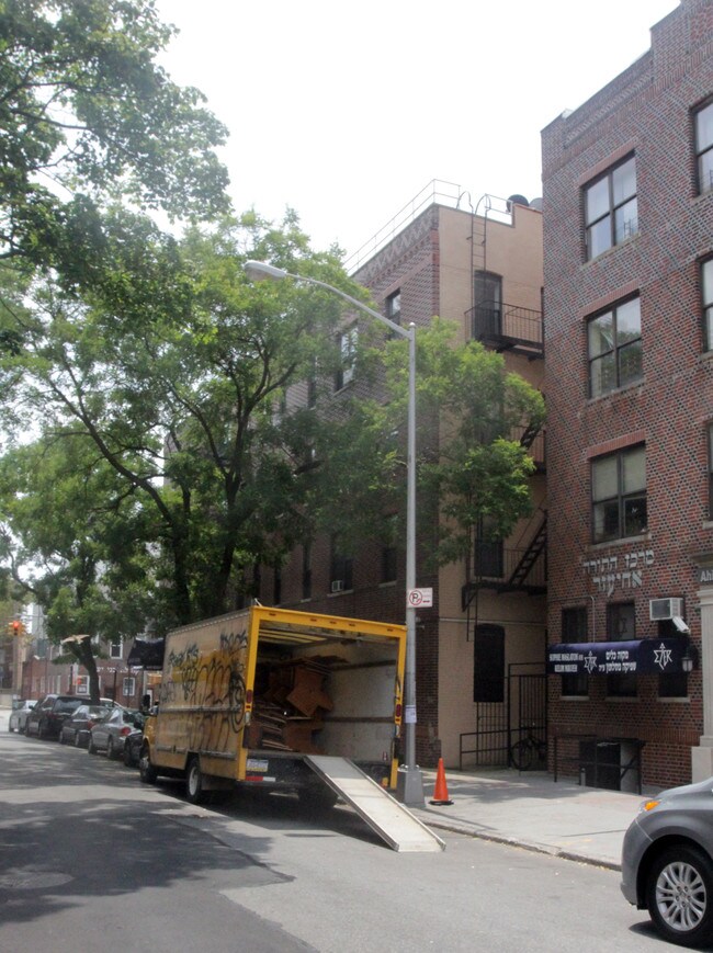 Ahi Ezer Apartments in Brooklyn, NY - Foto de edificio - Building Photo