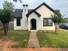 300 S Saunders Ave in Tyler, TX - Building Photo