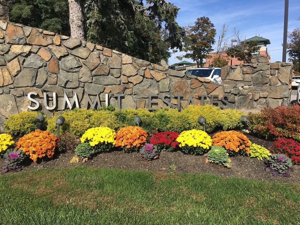 1002 Paradise Rd in Swampscott, MA - Building Photo