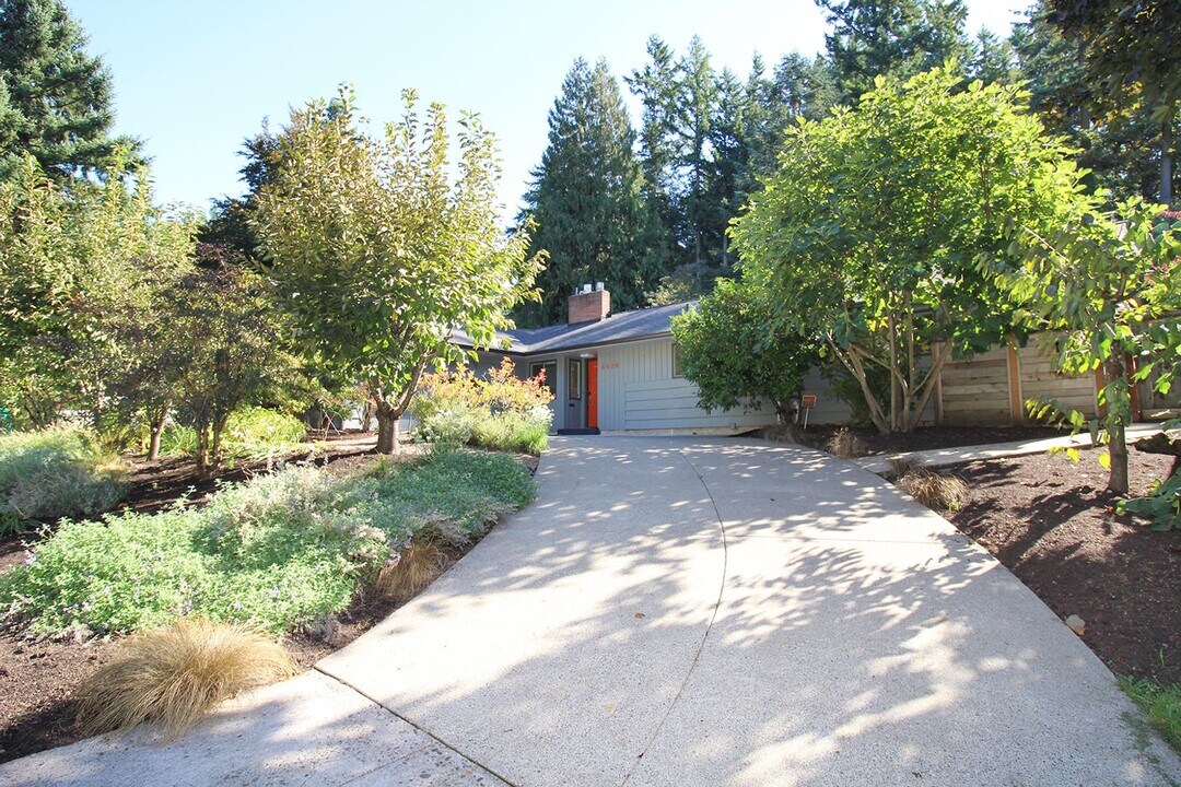 6520 SE Morrison St in Portland, OR - Building Photo