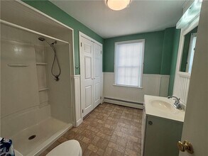 1595 Main St in West Warwick, RI - Foto de edificio - Building Photo