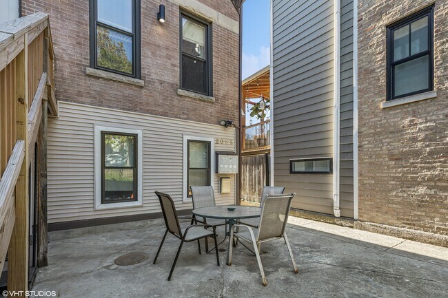 2035 N Winchester Ave in Chicago, IL - Foto de edificio - Building Photo