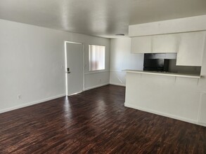 1664 Stevens St, Unit 4 in Las Vegas, NV - Building Photo - Building Photo