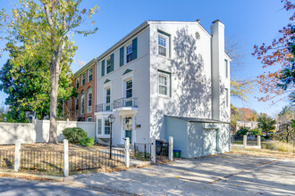 8131 Pinelake Ct, Unit Level 1 - Walkout in Alexandria, VA - Building Photo - Building Photo