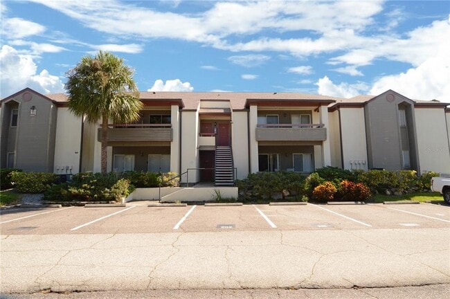 10265 Gandy Blvd N in St. Petersburg, FL - Foto de edificio - Building Photo