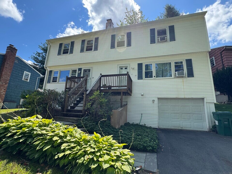 19 Granite Dr in Bethel, CT - Building Photo