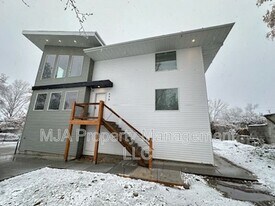 498 East Fort Union Blvd in Midvale, UT - Building Photo