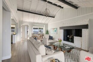 11775 Laurelwood Dr in Los Angeles, CA - Building Photo