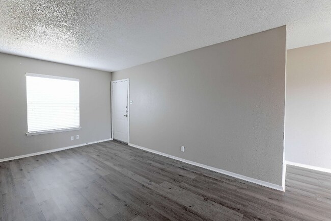 531 Bedford Rd in Bedford, TX - Foto de edificio - Building Photo