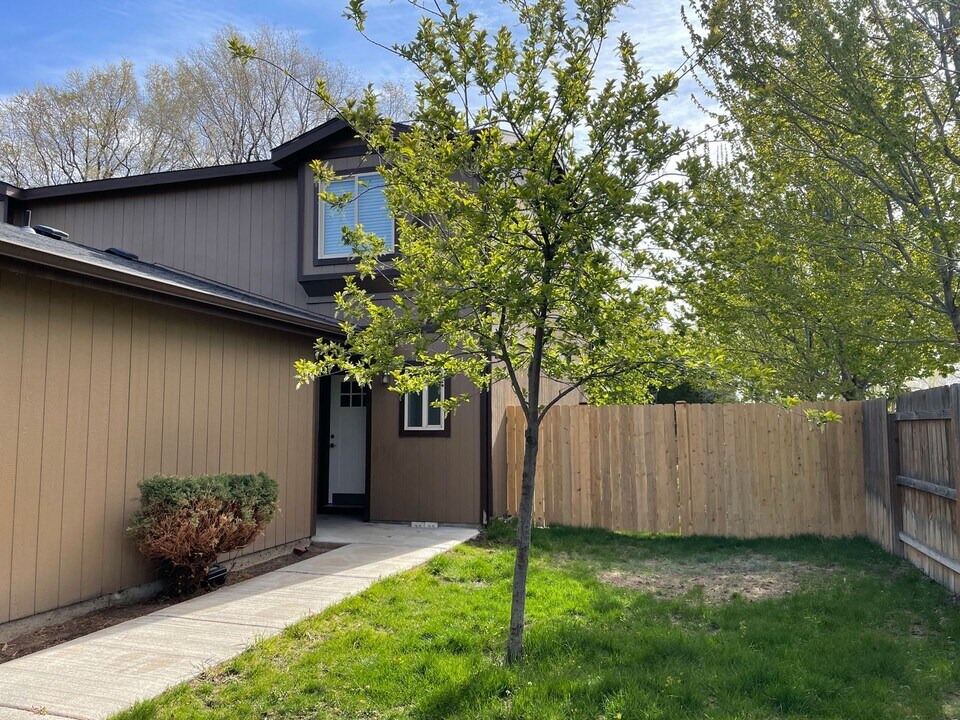 2486-2488 SW Timber View Ct in Redmond, OR - Building Photo