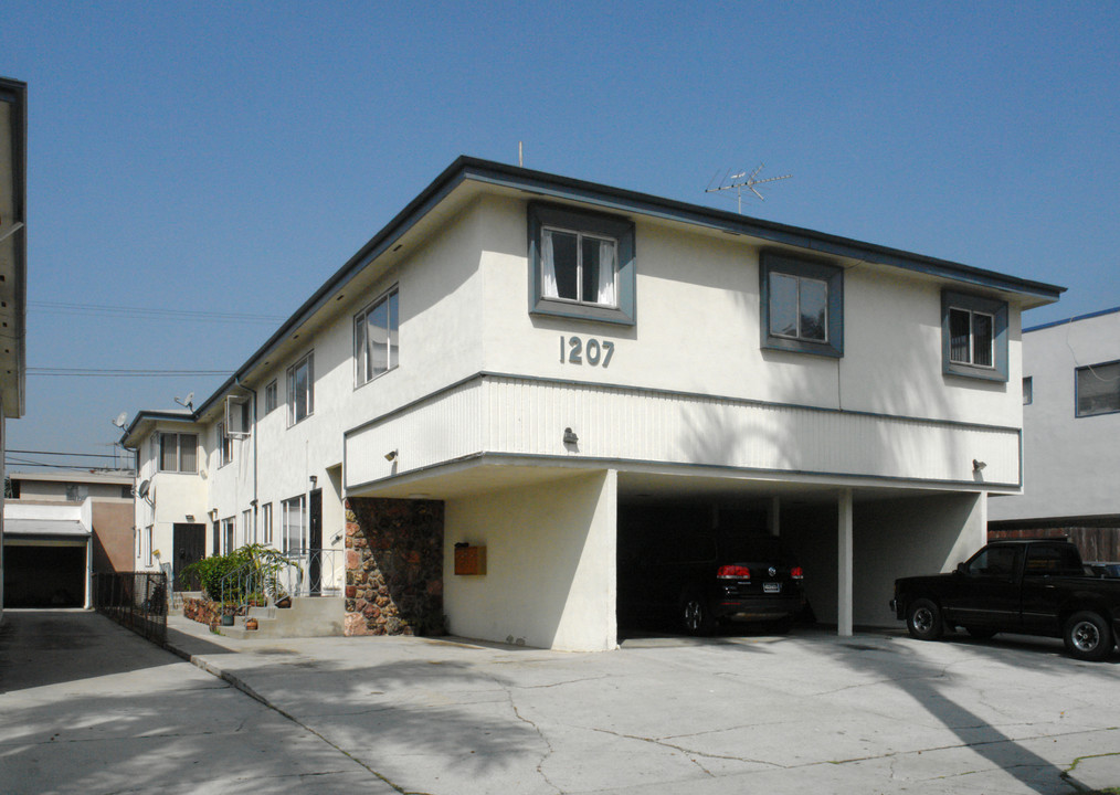 1207 S Holt Ave in Los Angeles, CA - Building Photo