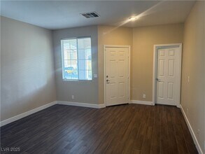 7709 Park Village Pl in Las Vegas, NV - Building Photo - Building Photo