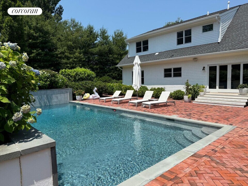 20 Sunshine Rd in Shelter Island, NY - Building Photo
