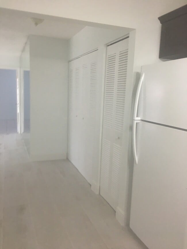 890 W 39th Pl in Hialeah, FL - Foto de edificio - Building Photo