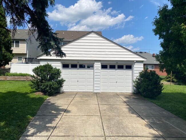 137 S 9th Ave, Unit Garage Unit in Manville, NJ - Foto de edificio - Building Photo