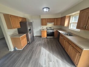 3023 Tomahawk Ridge Way in Burlington, KY - Building Photo - Building Photo