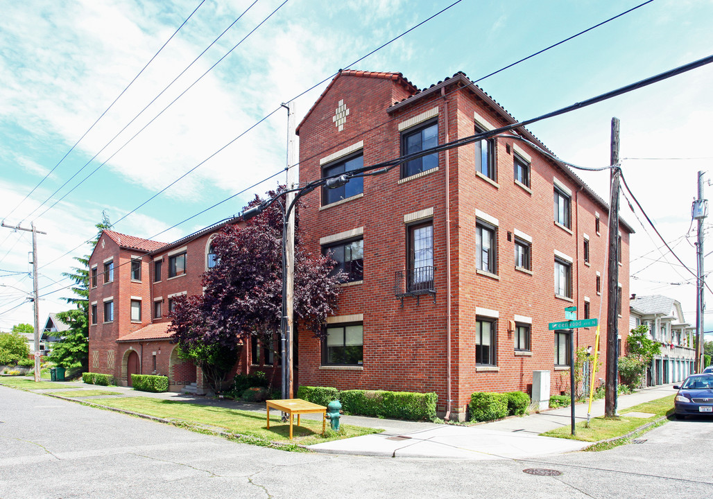 Anberg Apartments in Seattle, WA - Building Photo