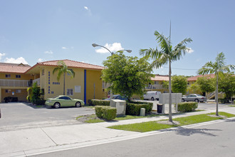 Green Oak in Hialeah, FL - Foto de edificio - Building Photo