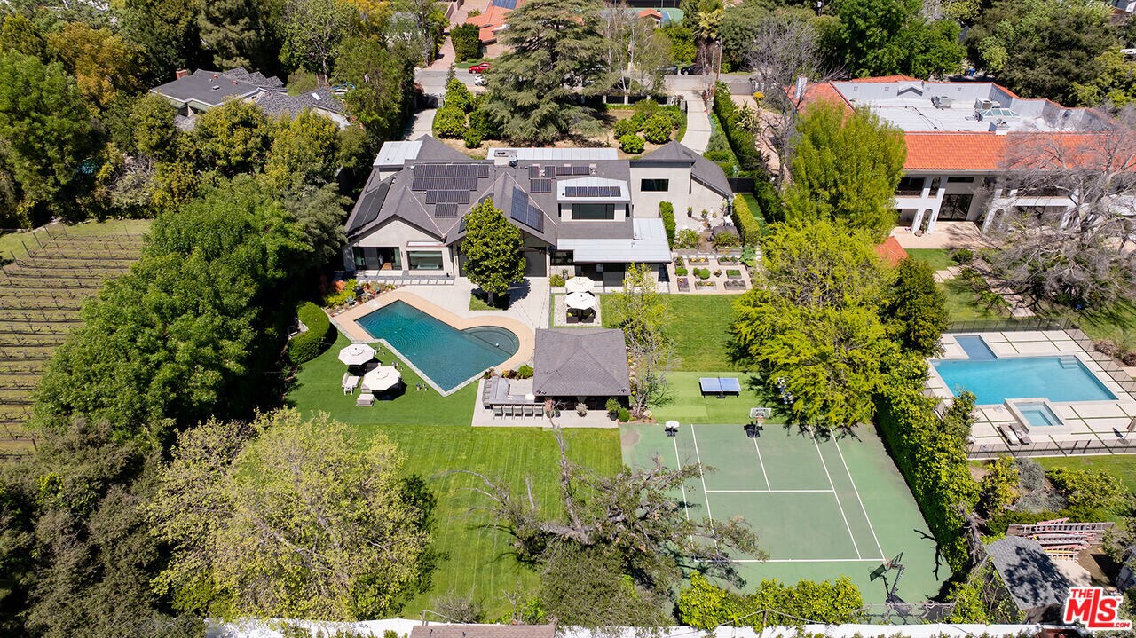 17352 Magnolia Blvd in Los Angeles, CA - Building Photo