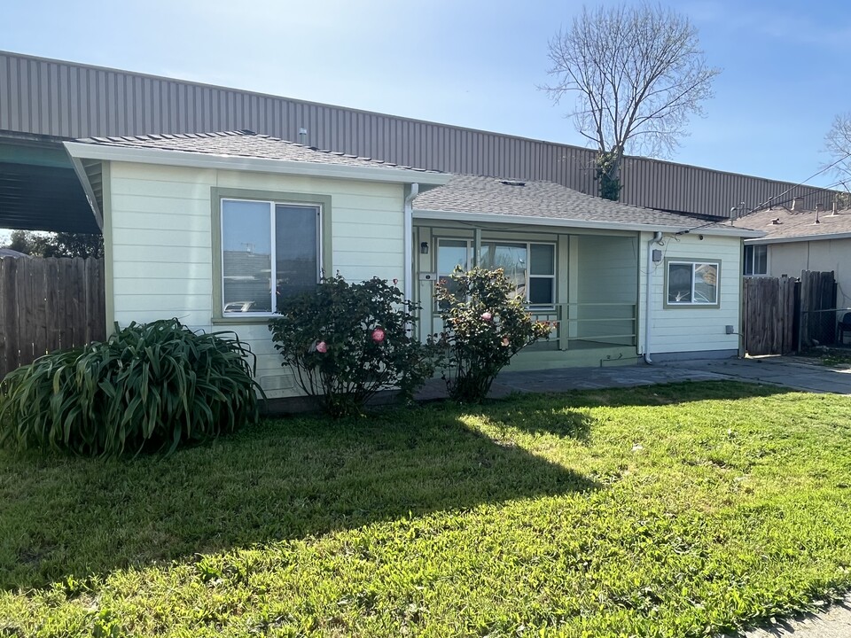 10051 Bernhardt Dr in Oakland, CA - Building Photo