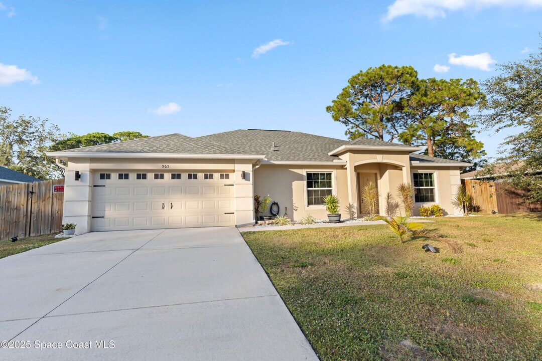 565 Rembrandt St SE in Palm Bay, FL - Building Photo
