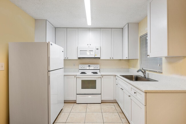 9423 SW 52nd Ct in Cooper City, FL - Building Photo - Building Photo