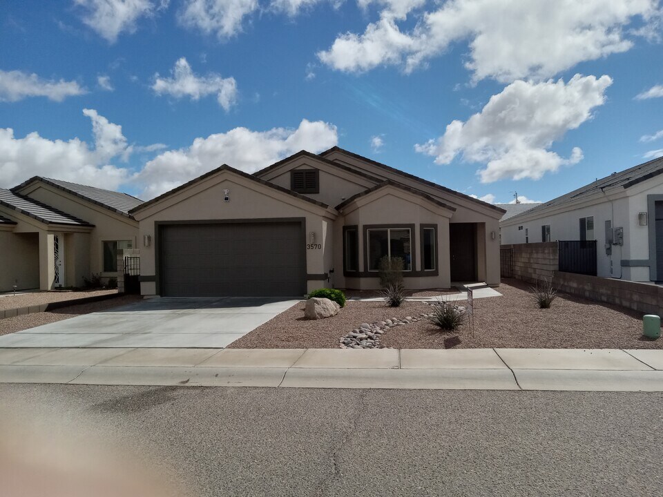 3570 N Kenneth Rd in Kingman, AZ - Building Photo