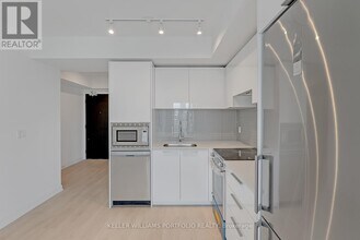 501 Yonge St in Toronto, ON - Building Photo - Building Photo