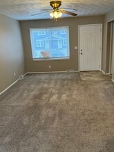 114 W Spring St in Eldridge, IA - Building Photo - Building Photo