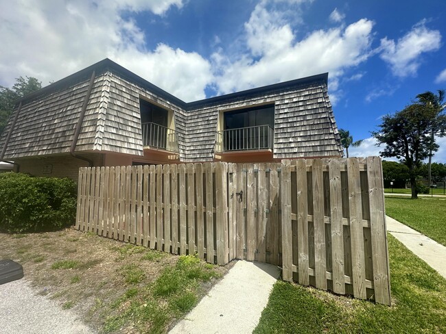 354 Lake Arbor Dr in Palm Springs, FL - Building Photo - Building Photo